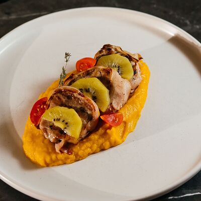 Свиная вырезка с пюре из тыквыв URBAN Lounge по цене 810 ₽