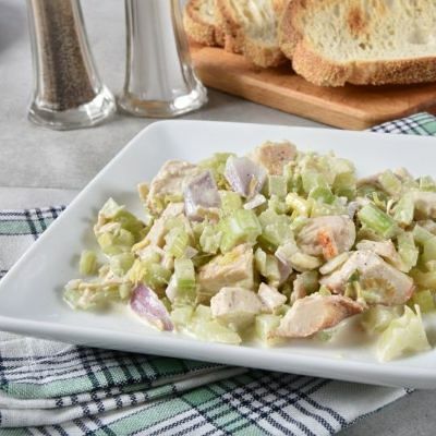 Салат с сельдереем и курицей в DM Cafe по цене 135 ₽