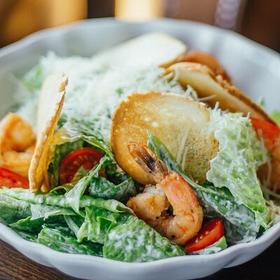 Цезарь с креветками в Макадамия по цене 990 ₽