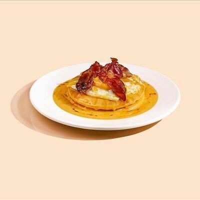 Панкейки с соусом чеддер, беконом и глазуньей в Jam burgers and breakfast по цене 700 ₽
