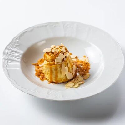 Рулет из слоеного теста с грушей, миндальным кремом и соленой карамельюв Dodici Seafood по цене 370 ₽