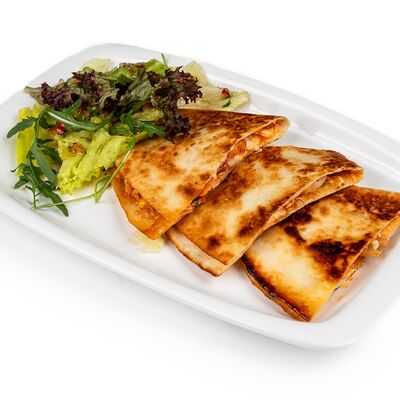 Кесадилья с курицей в Гриль Хаус по цене 828 ₽