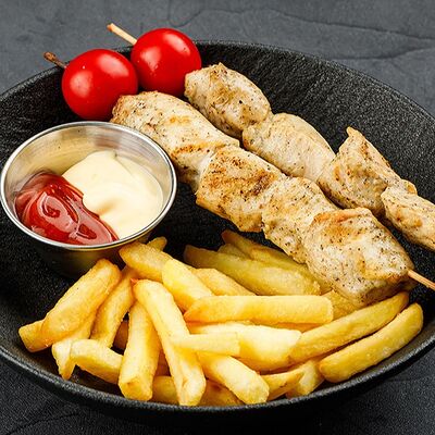 Шашлычок из курицы с картошкой фри в Brooklyn Bowl по цене 439 ₽