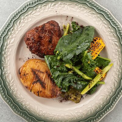 Медальоны из говядины с печеным картофелем в Hive по цене 1140 ₽