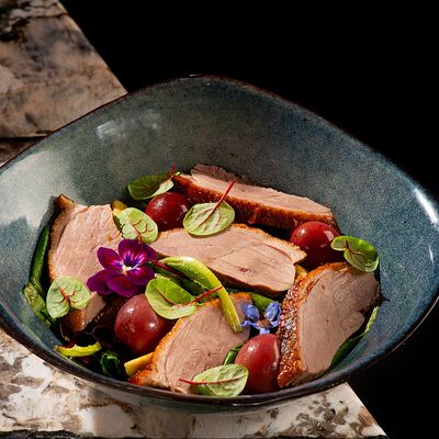 Салат с уткой по-пекинскив Hookah Place по цене 1100 ₽