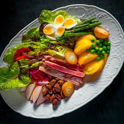 Нисуаз с тунцом, мини-романо и анчоусы в Гвидон по цене 1890 ₽