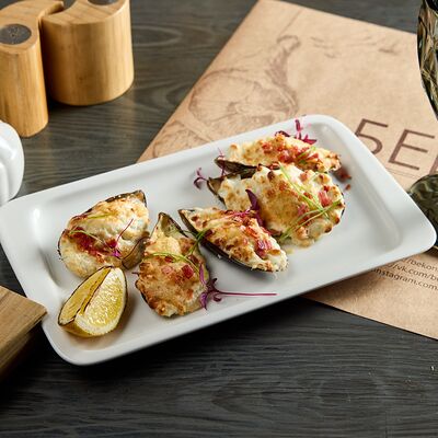 Мидии Киви, запеченные с сыром дорблю и вялеными томатами в Restobar Бекон по цене 660 ₽