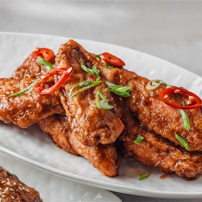 Острые куриные крылья в соусе BBQ в BEERMAN&Schlitz по цене 590 ₽