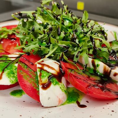 Салат Капрезе в Даймохк по цене 1000 ₽