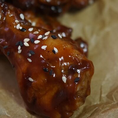 Куриные крылья в соусе BBQ в Oasis по цене 520 ₽