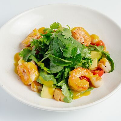 Теплый салат с гребешком и креветками в Everland по цене 1290 ₽