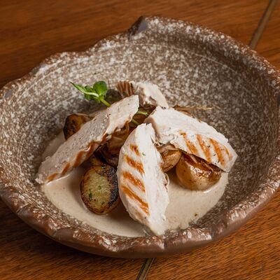 Цыпленок с соусом из белых грибов и мини-картофелем в The 312 по цене 780 ₽