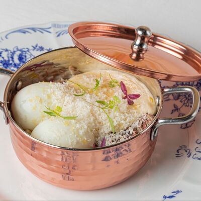 Трюфельная овсянка с тунцом конфи и яйцом пашот в Madame Zhu по цене 530 ₽