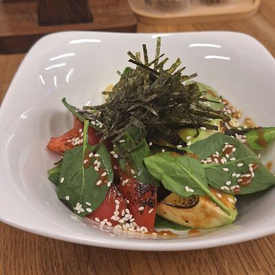 Салат с авокадо, томатами и нори в Smart Cafe по цене 930 ₽