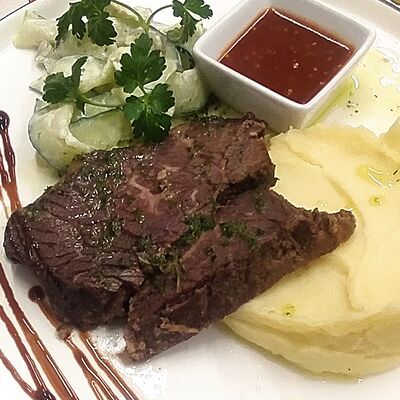 Брискет с картофельным пюре и огуречным салатом с халапеньо в Охота есть по цене 1024 ₽