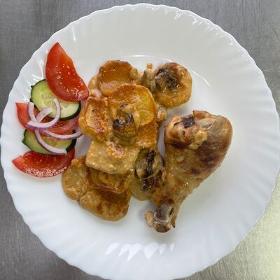 Курица, запечённая с картофелем и грибамив КГБ как готовит бабушка по цене 549 ₽