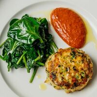 Крабкейк со шпинатом и соусом ромеско в Greeks & Pasta