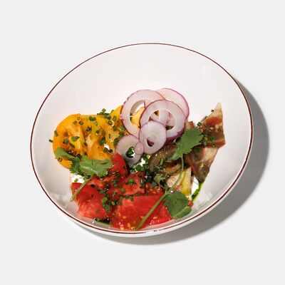 Салат с тремя видами томатов и соусом Дзадзыки в Эхо по цене 980 ₽