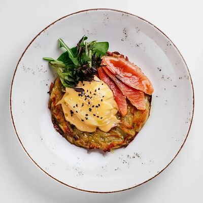 Драник с лососем и яйцом пашот в Тук тук took took по цене 610 ₽