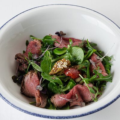 Салат с ростбифом, узбекскими томатами и вешенками в Aquamarine по цене 1700 ₽