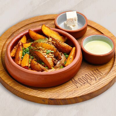 Грузинский картофель с соусом шкмерули и брынзой в Мараули по цене 385 ₽