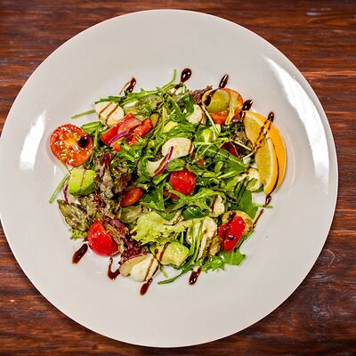 Салат с авокадо и моцареллой в Бани Алексеева по цене 840 ₽