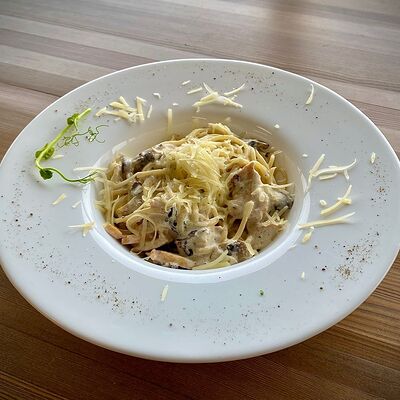 Спагетти с курицей и грибами в Rigatoni по цене 499 ₽