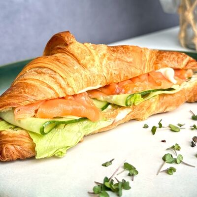 Круассан с лососемв Моё место по цене 528 ₽