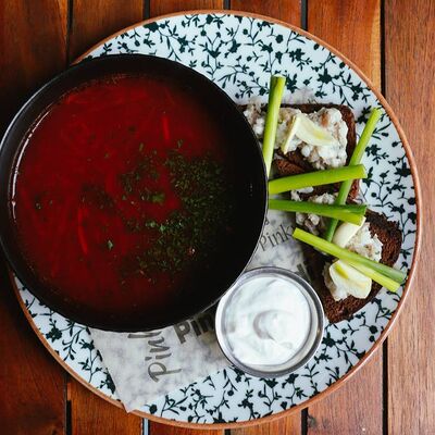 Борщ с бородинским хлебом и салом в Пинки Бандински по цене 20 р.