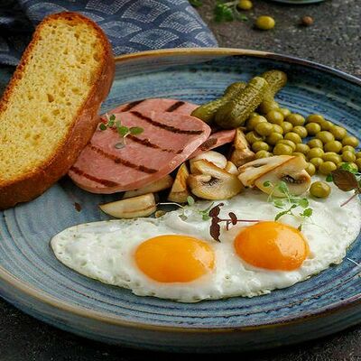 Глазунья по домашнему с колбасой в Баклажан в ТЦ 