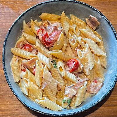 Пенне с лососем и томатами в Sofa&par по цене 490 ₽