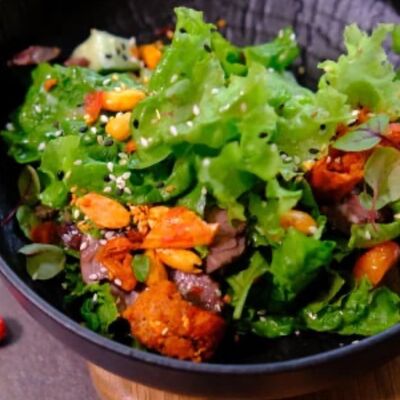 Салат с говядиной и арахисомв Кокороко по цене 690 ₽