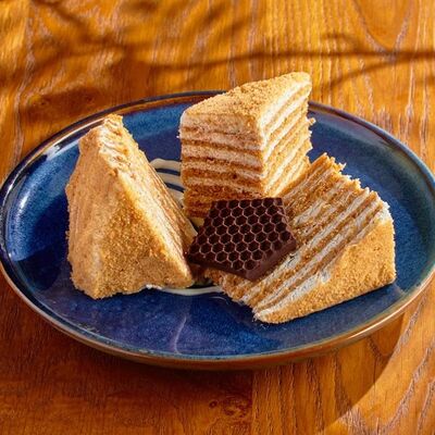 Медовик в BBQ Beer Restaurant по цене 620 ₽