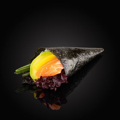 Хэндролл Лосось в Мой сосед Tsukiji по цене 650 ₽