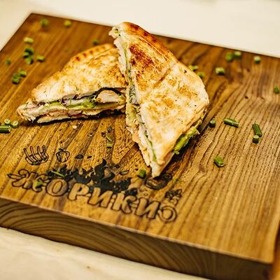 Клаб-сэндвич Курица-беконв Жорики кухня на углях по цене 560 ₽