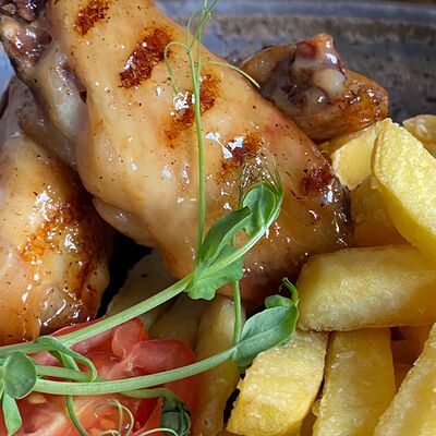 Крылья в соусе BBQ с картошкой фри в Cubby Bar по цене 560 ₽
