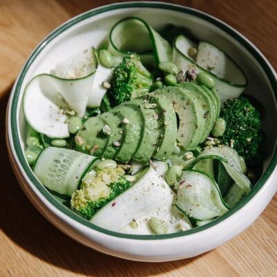 Зеленый салат с авокадов SOVA по цене 890 ₽