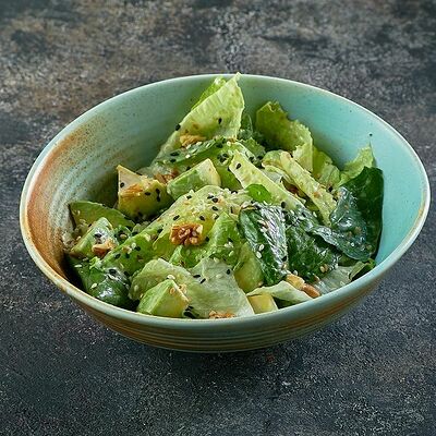 Салат с ромейном и орехово-кунжутной заправкой в Двор Помидор по цене 550