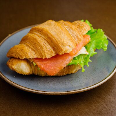 Круассан с форелью в SCHWARZBROT немецкая пекарня по цене 295 ₽
