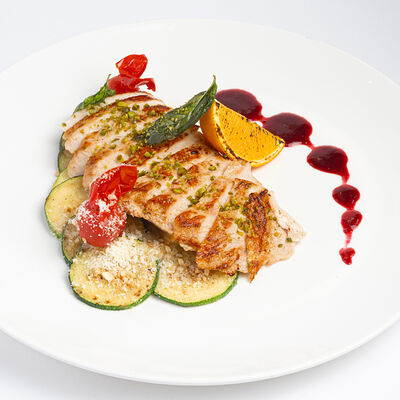 Стейк из индейки с цукини и вишневым соусом в Udcкафе Upside Down Cake по цене 920 ₽