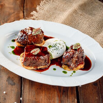 Говяжьи щеки с хашбрауном в BarVilla по цене 7490 ₸