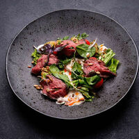 Салат с ростбифом, печеными баклажанами и розовой сметаной в Про печь