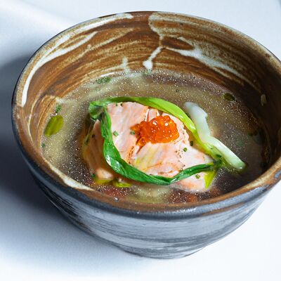 Уха с форелью и печеными корнеплодами в МОМО по цене 1350 ₽