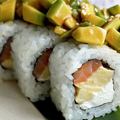 Ролл с тартаром из авокадо в Держи рыбу по цене 480