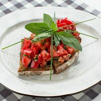 Брускетта с помидорами, чесноком и базиликом в Итальянец