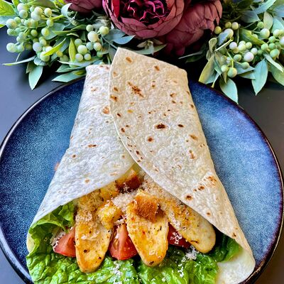 Ролл Цезарь в Caramel по цене 350 ₽