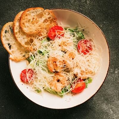 Салат Цезарь с тигровой креветкой в PANORAMA по цене 740 ₽