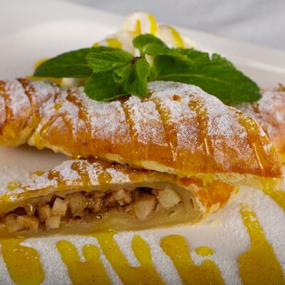 Штрудель яблочный (без мороженого) в Мансарда по цене 380 ₽