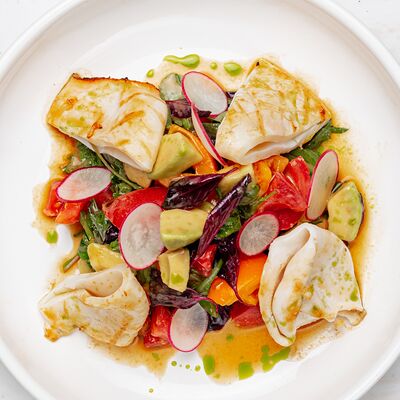 Салат с кальмаром на гриле и томатами в Море на Патриках по цене 890