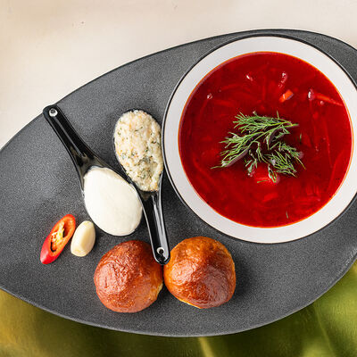 Красный борщ с говядиной, салом и пампушками в Муссоны по цене 660 ₽